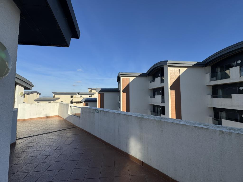 Lot: 78 - TOP FLOOR HOLIDAY APARTMENT WITH SEA VIEWS - Front open Plan Landing Area